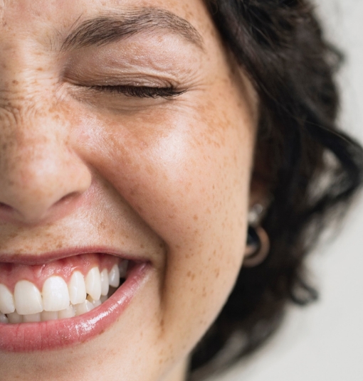 visage de femme souriante