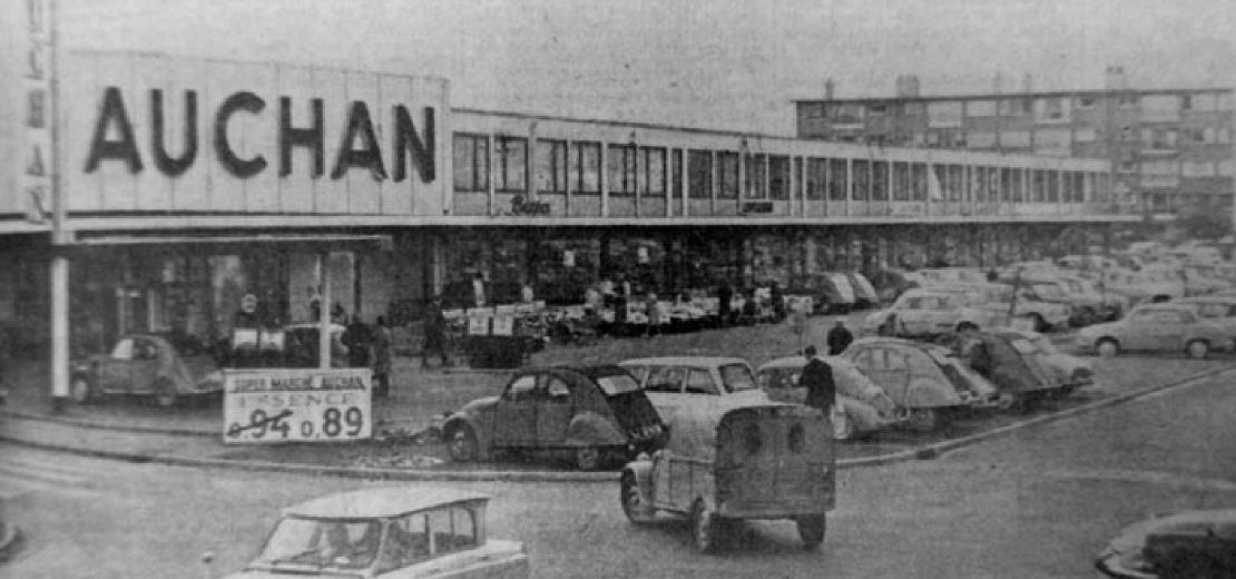 Photo en noir et blanc du premier magasin Auchan
