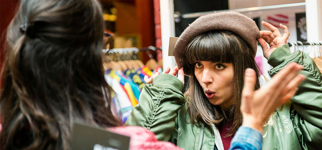 une femme essaie des habits